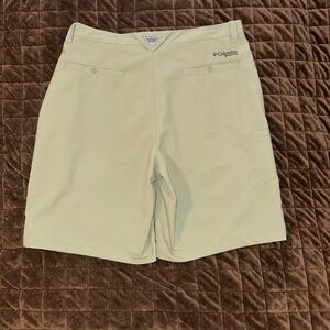 Columbia Men's Light green fishing shorts
